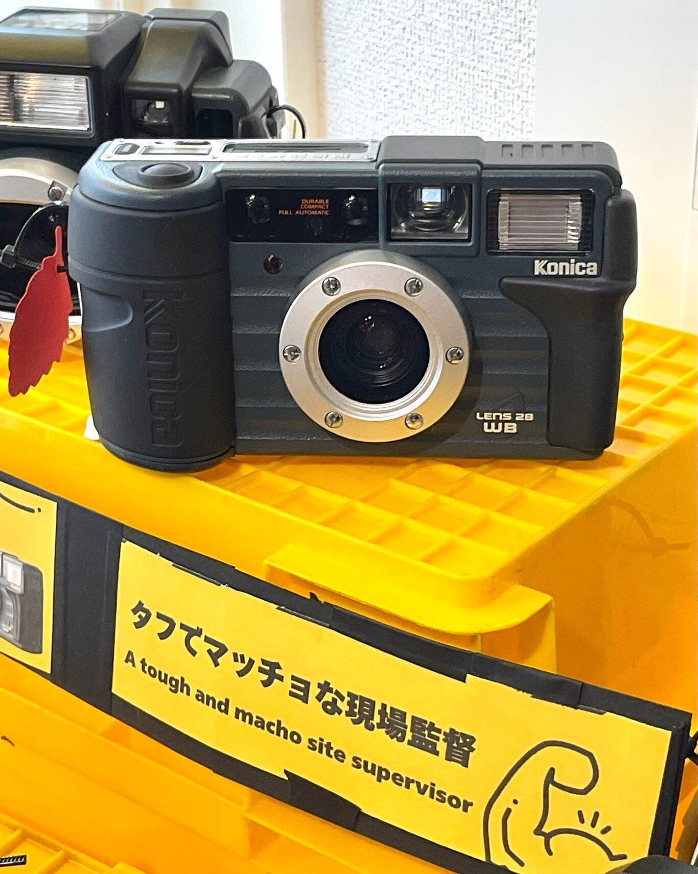 無骨さが信頼を物語る、頼れるタフネスカメラ。  Konica 現場監督28