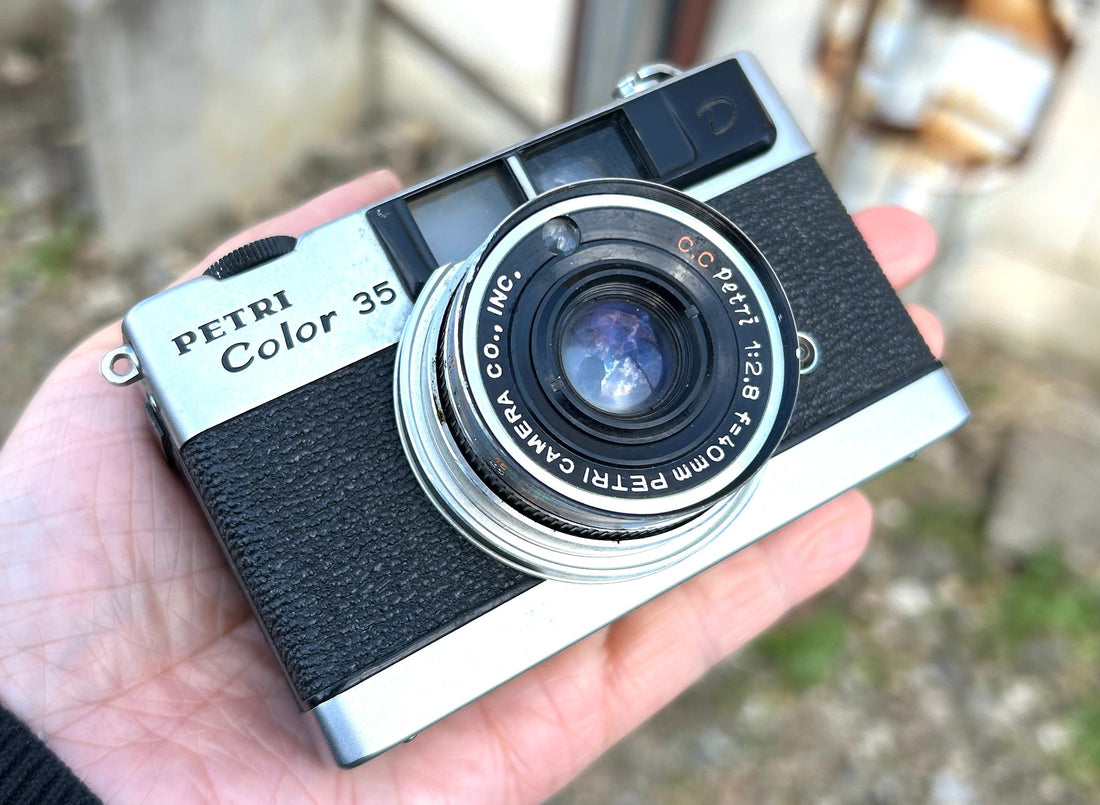 Perfectly sized to fit in your hand, the PETRI COLOR 35D recommended by Tokyo CAMERA. Discover its charming quirks through our staff’s test shots in this blog.