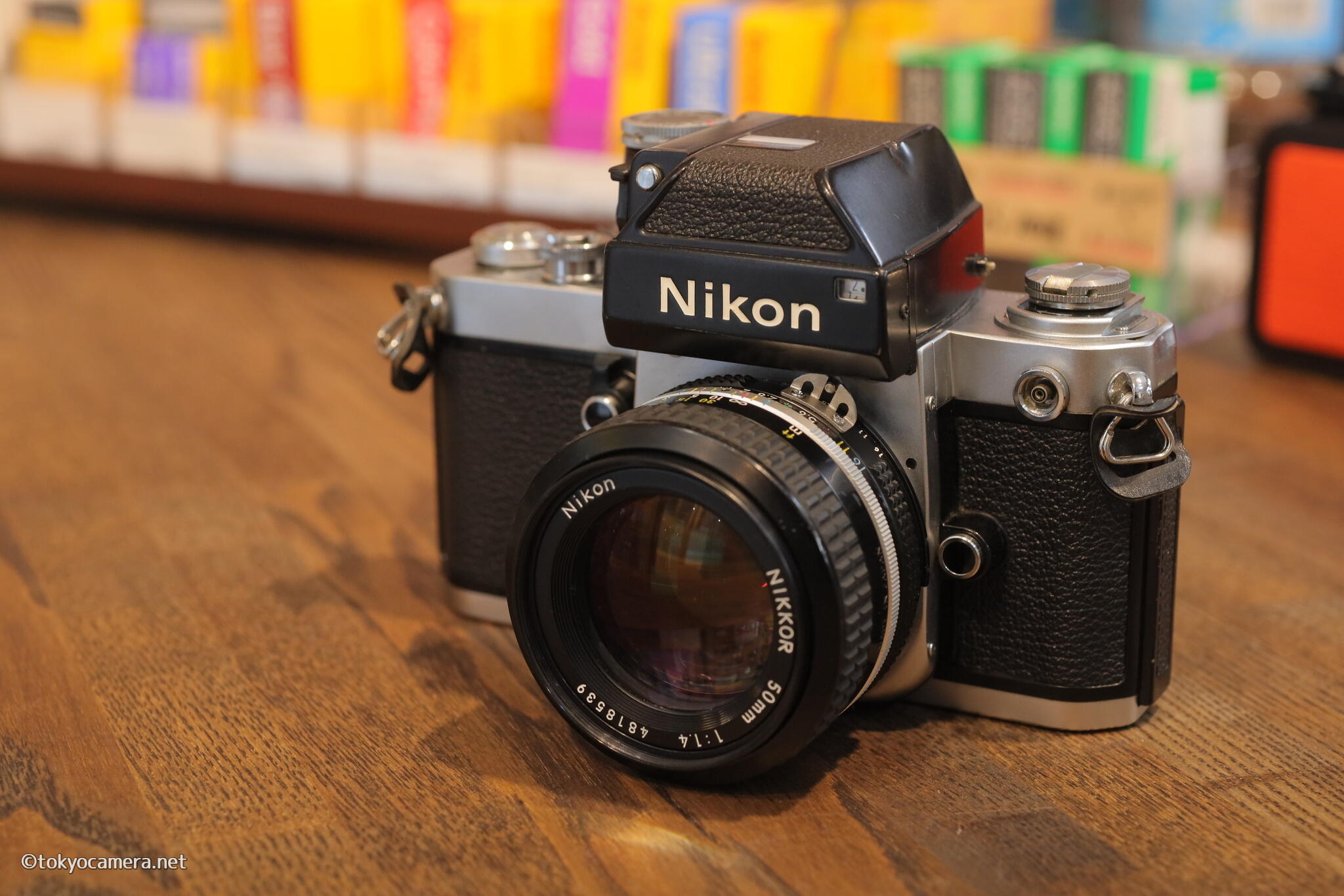 重みと所作を教えてくれる、頼れる先生のような一台。  Nikon F2 + Nikkor 50mm F1.4
