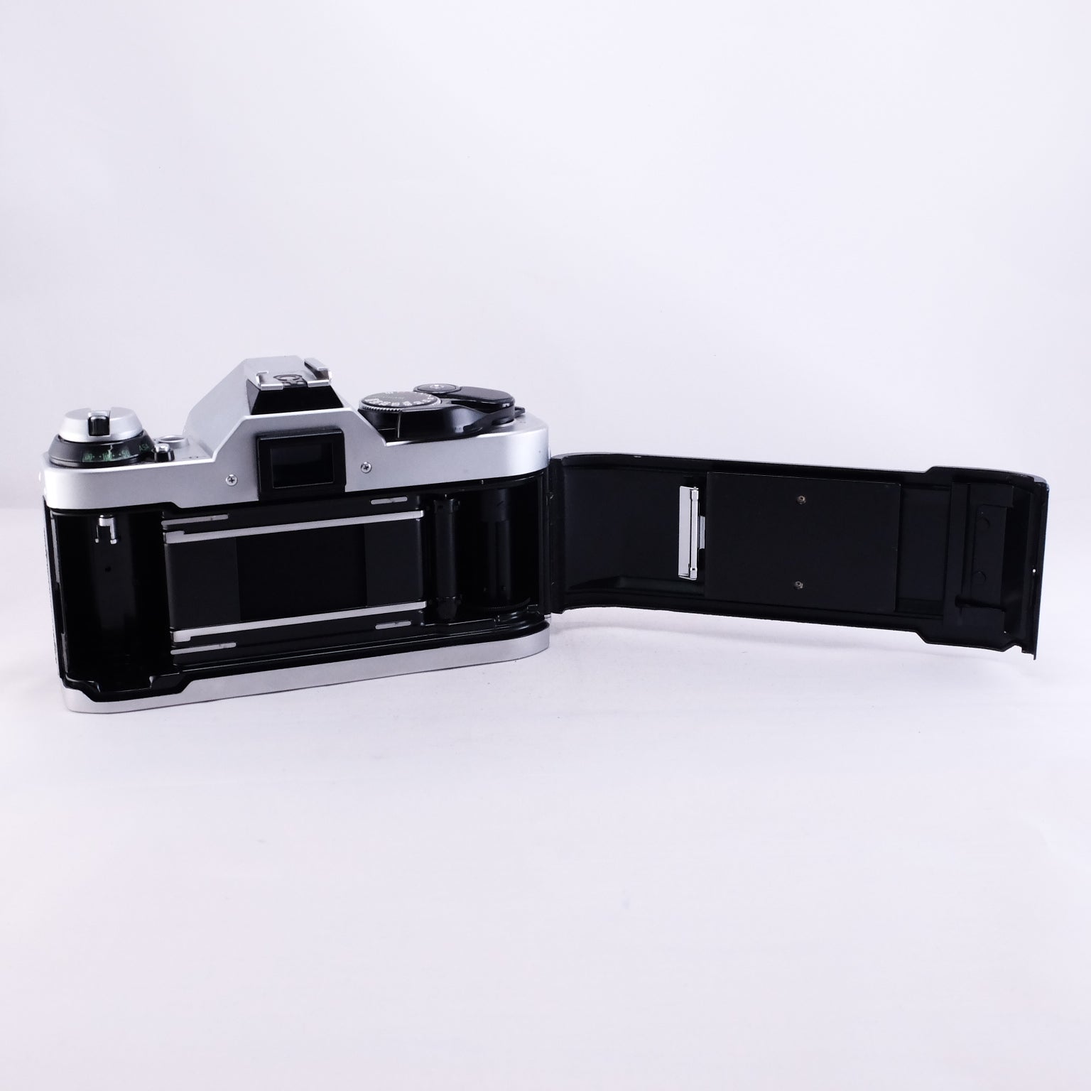 Canon AE-1 PROGRAM (Silver) + FD 50mm f1.8 – 東京CAMERA